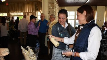 Malala Mezerhane, presidenta de la M Foundation observando uno de los productos del bazar navide&ntilde;o.&nbsp; 
