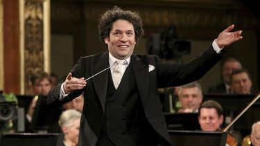 En esta fotografía del primero de enero de 2017 el director Gustavo Dudamel dirige a la Orquesta Filarmónica de Viena durante el tradicional concierto de Año Nuevo en Vienna, Austria. El venezolano dimitió a su cargo en la Ópera de París.