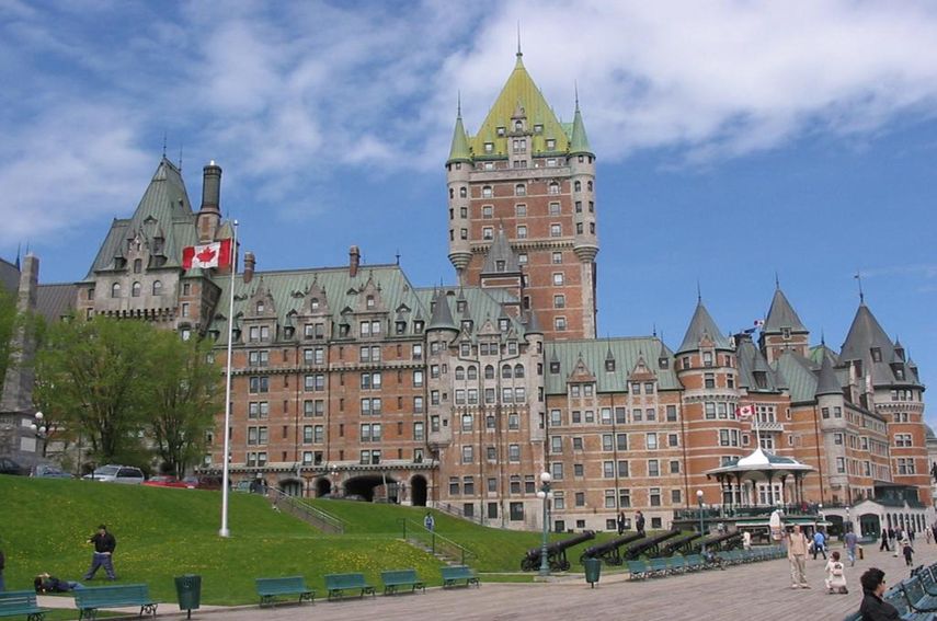 Ville de Québec, sobre la margen oeste del río San Lorenzo, es bastión de la herencia cultural francesa en tierra de Norteamérica.