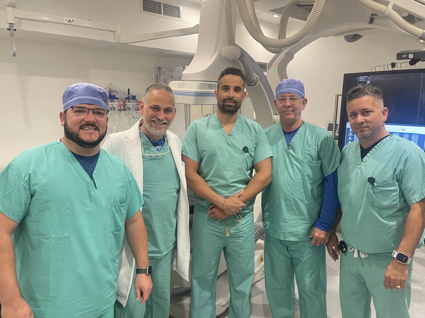 Abel Alonso, Stefan H Blanco, Carlos Torres, Marcos Delgado, y Luis Llerena, miembros del team Cath Lab de Larkin Hospital
