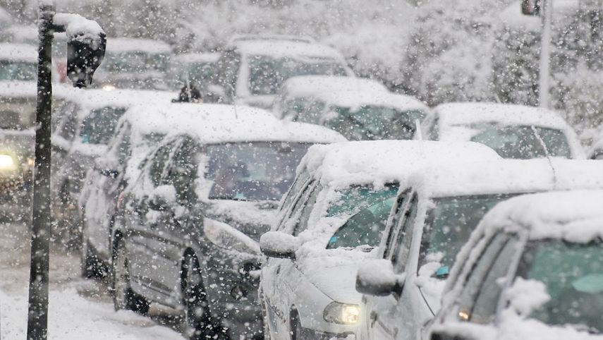 Prevén que cancelaciones podrían continuar mañana de persistir la nieve y las malas condiciones meteorológicas.