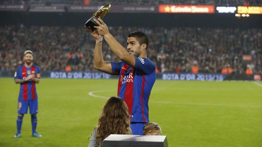 Suárez aprovechó para mostrar al público que asistió al Camp Nou la Bota de Oro que ganó por el máximo goleador en la temporada 2015-2016