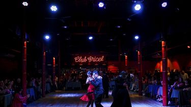 Bailarines de tango actúan en la milonga La Cachila, en la discoteca de tango Nuevo Gricel en Buenos Aires, Argentina, el 1 de septiembre de 2023.&nbsp; &nbsp;