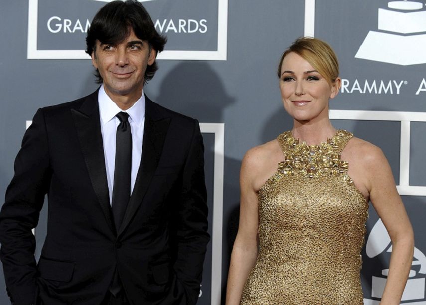 El presidente de Gucci Patrizio di Marco  y la diseñadora Frida Gianni posan la entrega de los premios Grammy Los Angeles, 2011. (EFE). 