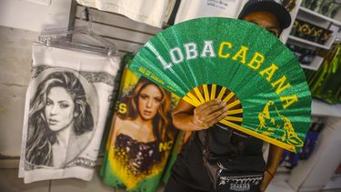 Una persona sostiene un producto alusivo a la cantante colombiana Shakira este miércoles, en Río de Janeiro (Brasil). El concierto gratuito que ofrecerá Shakira el próximo sábado 2 de mayo en la playa de Copacabana ha impulsado las ventas en Río de Janeiro con prendas y artículos inspirados en ella y en su estilo.