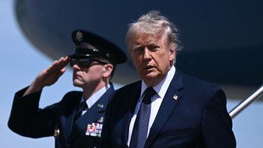 El presidente Donald Trump,desciende del Air Force One al llegar al Aeropuerto de Morristown en Nueva Jersey, el 22 de mayo de 2026.