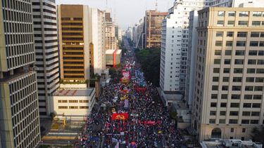 Manifestantes exigen juicio político a Jair Bolsonaro, presidente de Brasil.