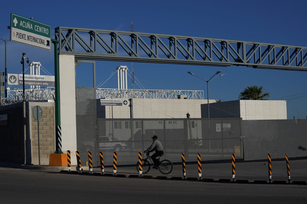 Un hombre en bicicleta frente a la entrada cerrada de un puente fronterizo internacional que conecta a las ciudades de Del Río, Texas, y Ciudad Acuña, México, el viernes 24 de septiembre de 2021. Un hombre en bicicleta frente a la entrada cerrada de un puente fronterizo internacional que conecta a las ciudades de Del Río, Texas, y Ciudad Acuña, México, el viernes 24 de septiembre de 2021.