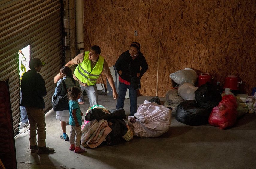 Integrantes de la caravana de migrantes centroamericanos en un albergue en Tijuana, en el estado de Baja California, México.