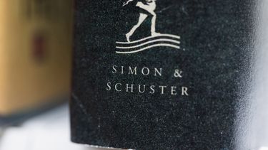 Un libro publicado por Simon & Schuster se exhibe el 30 de julio de 2022 en Tigard, Oregon.