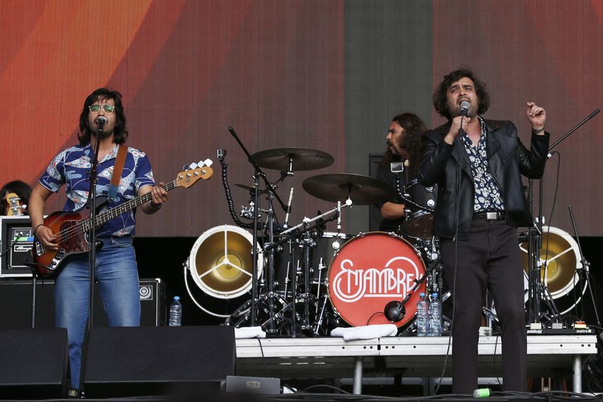El vocalista de Enjambre, Luis Humberto Navejas, derecha, durante su presentación en el festival Vive Latino en la Ciudad de México el 17 de marzo de 2018. La banda prepara conciertos en EEUU y festival Vive Latino 2023.