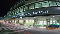 Fachada del Aeropuerto Internacional de Miami (MIA). Fachada del Aeropuerto Internacional de Miami (MIA).