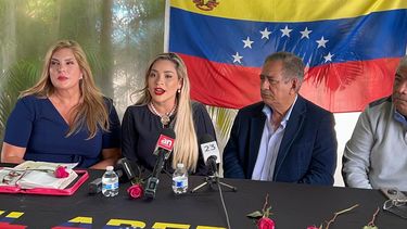 Líderes comunitarios conmemoran independencia de Venezuela en Doral. De izquierda a derecha, Paula Tenreiro (presidenta de Latinos for Freedom), Sophia Lacayo y Pablo Medina.&nbsp;