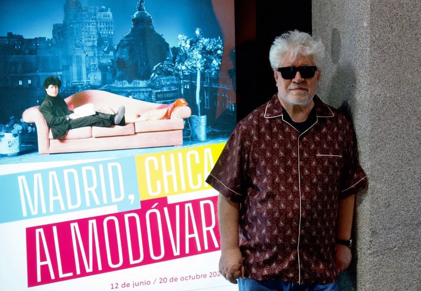 En esta imagen proporcionada por el Centro Condeduque, el cineasta español Pedro Almodóvar posa durante la inauguración de la exposición Madrid, Chica Almodóvar en el Centro Condeduque de Madrid, el 6 de junio de 2024. &nbsp; &nbsp;