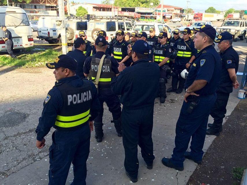 Las autoridades costarricenses desplazaron 300 oficiales de la Fuerza Pública en el paso fronterizo para evitar la entrada de nuevos migrantes. (CORTESÍA)