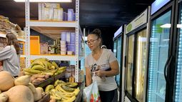 Una mujer hace compras en un supermercado.