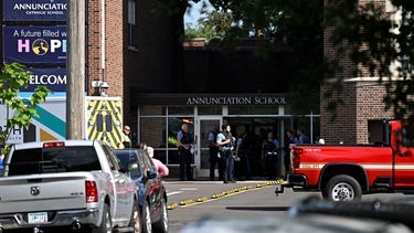 La policía trabaja en la escena del crimen tras un tiroteo masivo en la Iglesia Católica de la Anunciación el 27 de agosto de 2025 en Minneapolis, Minnesota.