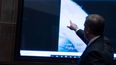 El subdirector de Inteligencia Naval, Scott Bray, muestra un video de un fenómeno aéreo no identificado durante una audiencia ante la Subcomisión de Inteligencia, Contraterrorismo, Contrainteligencia y Contraproliferación de la Cámara de Representantes sobre fenómenos aéreos no identificados, el martes 17 de mayo de 2022, en Washington.