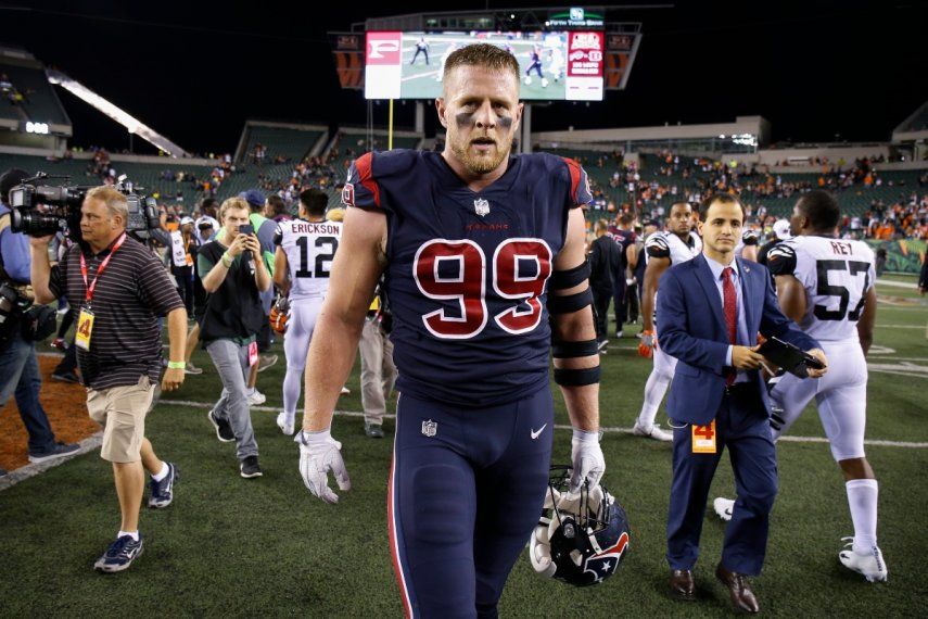 J.J. Watt, defensive end de los Texans de Houston, abandona el terreno tras un triunfo sobre los Bengals de Cincinnati, el 14 de septiembre de 2017.