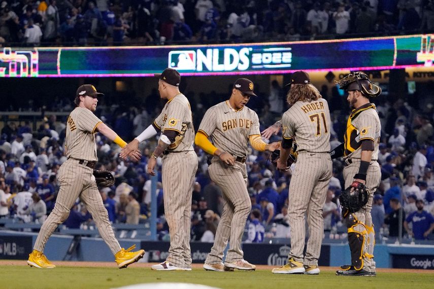 Los Padres de San Diego festejan una victoria por 5-3 sobre los Dodgers de Los Ángeles, en el segundo juego de la serie divisional de la Liga Nacional, el miércoles 12 de octubre de 2022&nbsp;