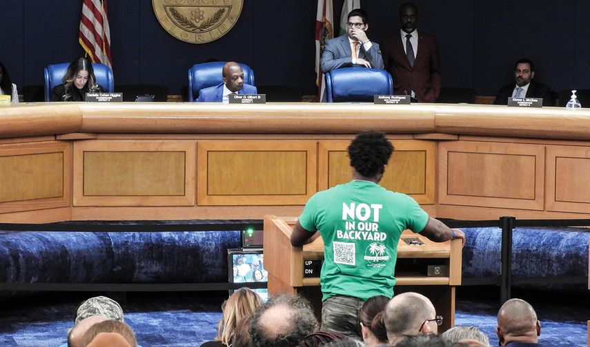 Vista parcial de reunión de Comisión de Miami-Dade.