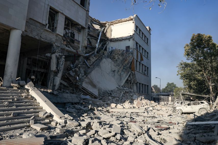 Escombros yacen en el interior del complejo de la sede del ejército y del Ministerio de Defensa sirios, gravemente dañado en Damasco, tras los ataques israelíes.