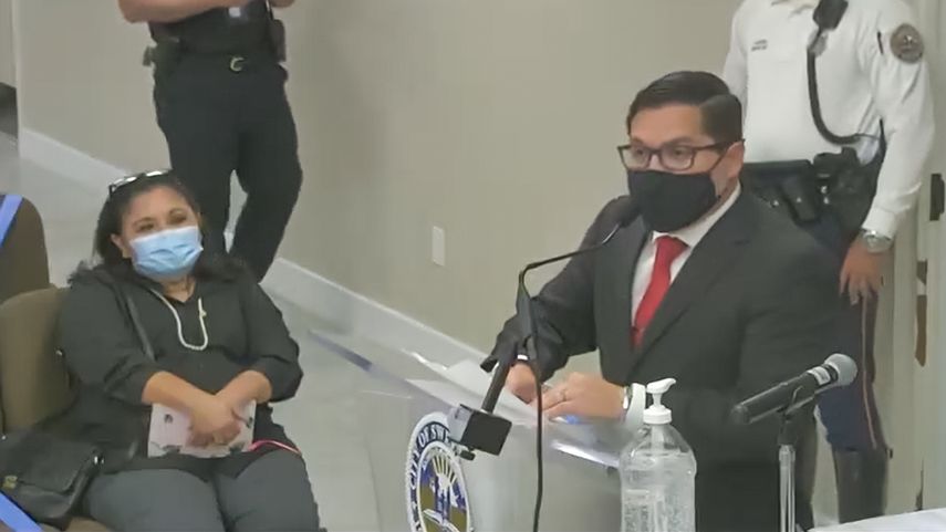 El nuevo comisionado de Sweetwater Reynaldo Rey Jr. Observa la activista nicarag&uuml;ense D&eacute;bora Centeno, quien no obtuvo los votos suficientes para ser electa.