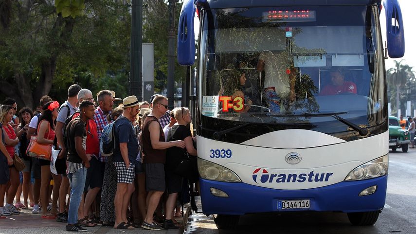Un grupo de turistas aborda un ómnibus rutero con destino a las playas al este de La Habana.