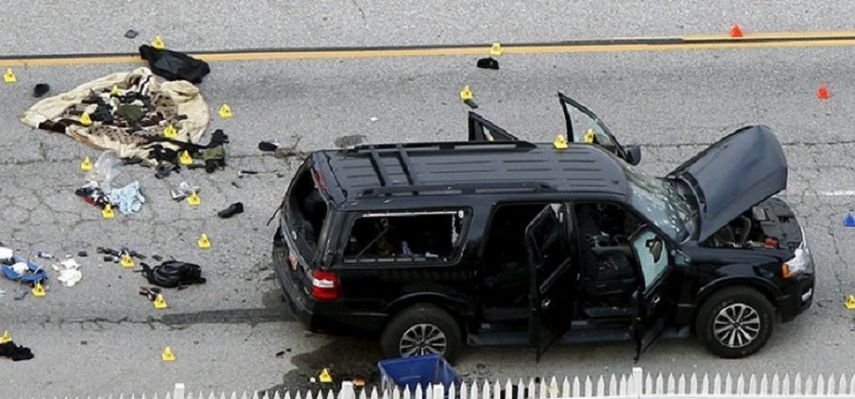 Una de las atacantes de San Bernardino a través de un mensaje de Facebook habría jurado lealtad al EI. La gráfica muestra cómo quedó el vehículo en el que se transportaban (ARCHIVO/EFE)