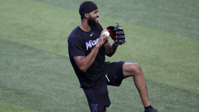 El dominicano Sandy Alcántara, de los Marlins de Miami, lanza durante un entrenamiento, el viernes 3 de julio de 2020 