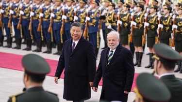 El presidente de China, Xi Jinping (izq.), y el presidente de Brasil, Luiz Inácio Lula da Silva, asisten a una ceremonia de bienvenida en el Gran Salón del Pueblo en Beijing el 14 de abril de 2023.