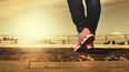 Modificar el ángulo del pie al caminar sirve de alivio al dolor, pero esos cambios deben ser personalizados. (Pixabay)