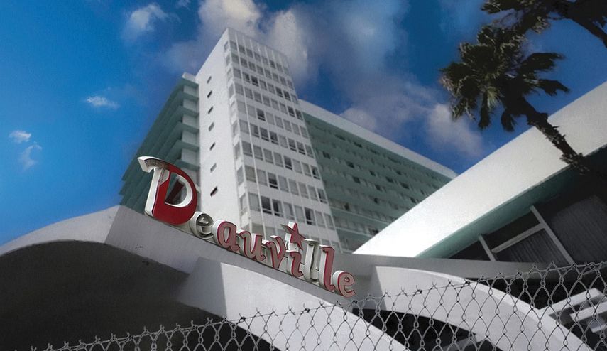 Vista parcial del icónico hotel Deauville, en Miami Beach.