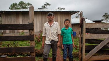 Lázaro Gutiérrez (izquierda) y Delvin Gutiérrez (derecha), padre y hermano de Wilton Gutiérrez, un niño nicaragüense que fue encontrado caminando solo en la frontera entre Estados Unidos y México, posa durante una entrevista con medios locales en la ciudad de Musuwaka, en el Caribe de Nicaragua, el 10 de abril de 2021. La familia de un niño nicaragüense que fue encontrado caminando solo en la frontera México-Estados Unidos, presuntamente abandonado por traficantes de personas, lo reconoció e inició los trámites para su repatriación.&nbsp;