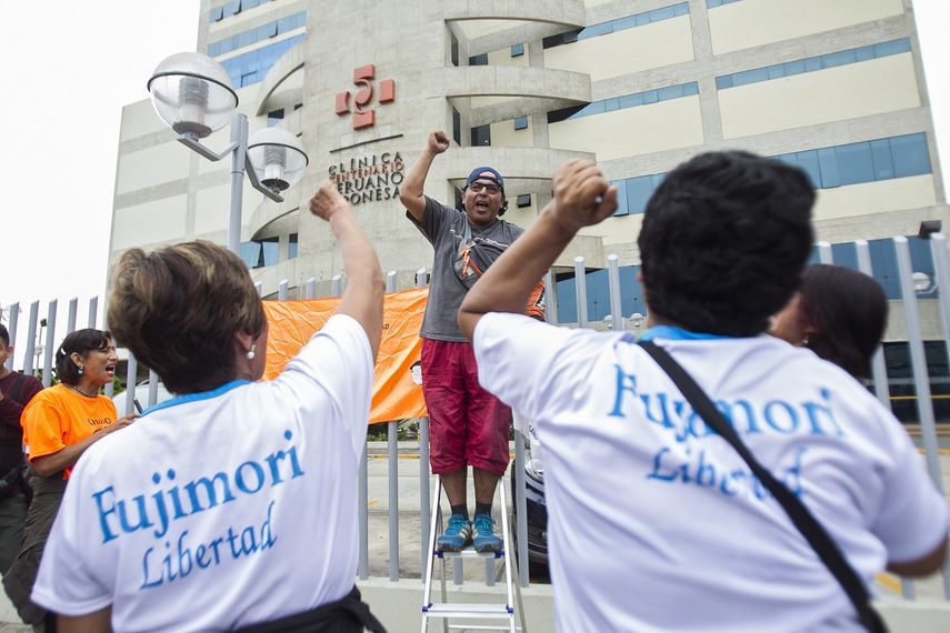 Simpatizantes del expresidente peruano Alberto&nbsp;Fujimori&nbsp;celebran el indulto humanitario que le fue otorgado, frente a la Clínica Centenario Peruano-Japonesa donde se encuentra internado el antiguo mandatario, en Lima.