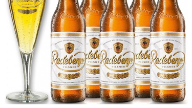 Angela me envía de vez en cuando un par de botellas de cerveza Radeberger, señala el mandatario sobre la fábrica de cerveza de Dresde, en una película sobre su persona de cara a las elecciones presidenciales del 18 de marzo.