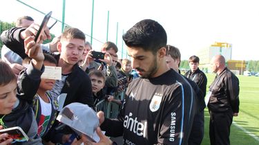 Tras la práctica, Luis Suárez firmó autógrafos y compartió con los aficionados.
