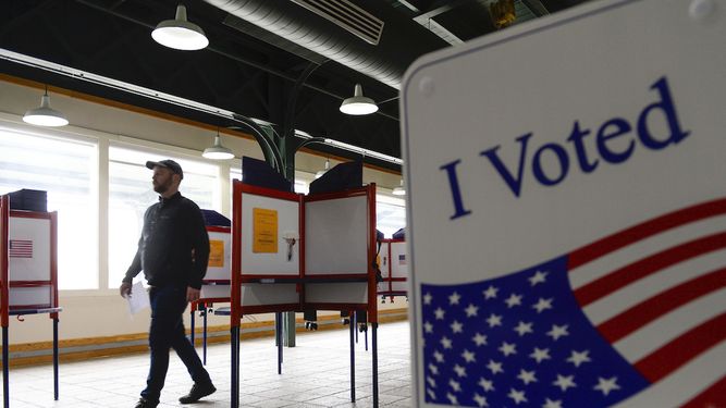 Un hombre emite su voto, durante las primarias presidenciales, el martes 3 de marzo de 2020. 