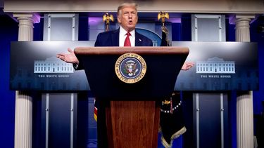 Donald Trump ofreciendo una conferencia de prensa en la Casa Blanca el 10 de agosto del 2020. Fiel a su estilo, el presidente insiste en ser el foco de atenci&oacute;n, convencido de que eso puede darle otros cuatro a&ntilde;os en la presidencia.&nbsp;
