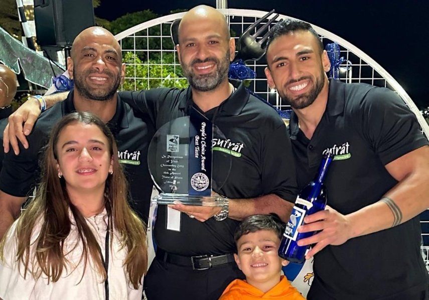 Miembros del equipo de Sufrat Mediterranean Grill celebran su primer lugar en la categoría de Mejor Comida en el festival Taste of Pines en febrero de 2025.&nbsp;