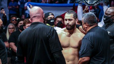 El cubanoamericano Jorge Masvidal llega al octágono para su pelea ante Kamaru Usman, el pasado 25 de abril de 2021 en UFC 261.