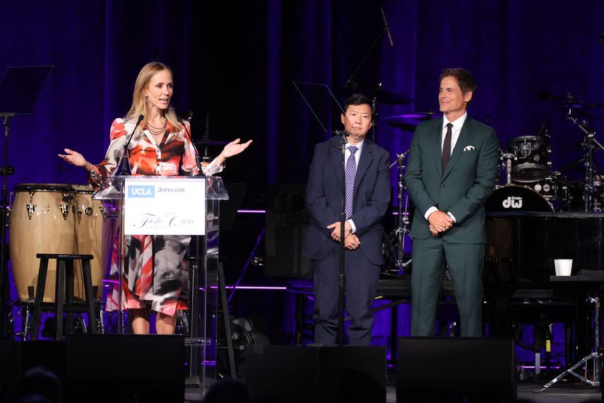 Dana Walden, presidente de Entretenimiento, Walt Disney Television, Ken Jeong y Rob Lowe hablan en el escenario durante el 25.º aniversario del evento Taste for a Cure de la Fundación del Centro contra el Cáncer Jonsson de la UCLA en el Fairmont Century Plaza el 29 de abril de 2022 en Los Angeles, California.