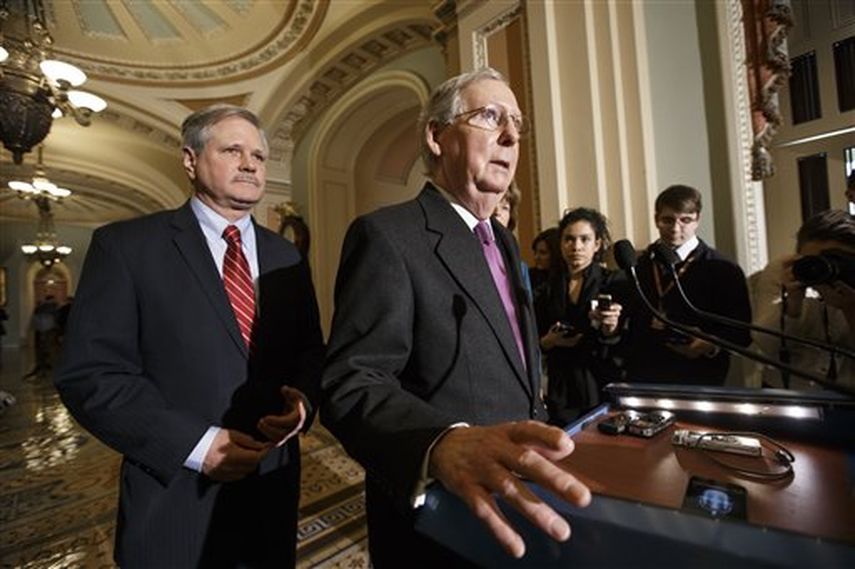 El senador Mitch McConnell, de Kentucky, a la derecha, con el senador John Hoeven, patrocinadores del proyecto de ley del oleoducto Keystone XL, se reúnen con la prensa en el Capitolio en Washington. (AP) 