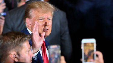 El exmandatario Donald Trump saluda a decenas de simpatizantes en Mar-a-Lago.