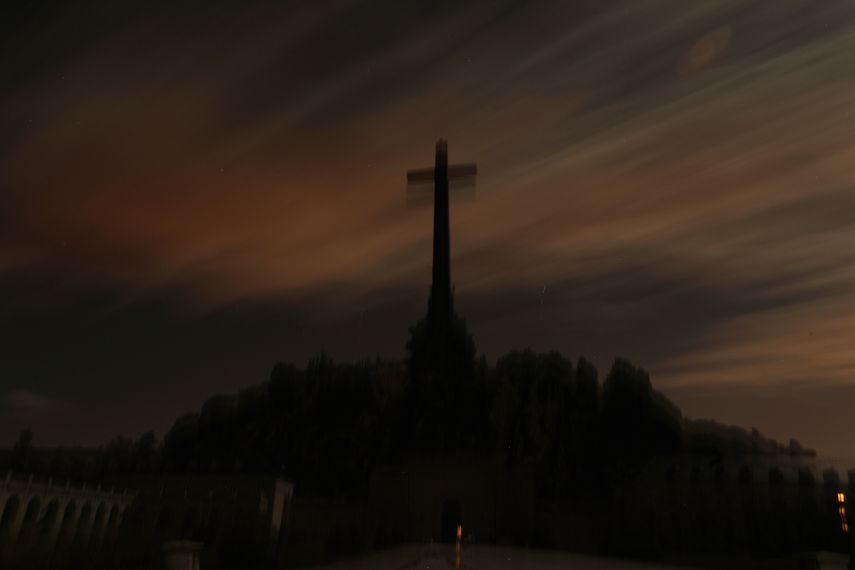 En esta imagen, tomada el 14 de octubre de 2019, agentes de la Guardia Civil hacen guardia ante el mausoleo del Valle de los Ca&iacute;dos, cerca del Escorial, a las afueras de Madrid, en v&iacute;speras de la exhumaci&oacute;n de los restos mortales del dictador Francisco Franco.&nbsp;