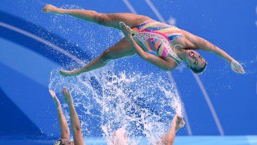 El equipo de Brasil compite en la final del nado acrobático artístico de los Juegos Panamericanos, el viernes 3 de noviembre de 2023, en Santiago, Chile.