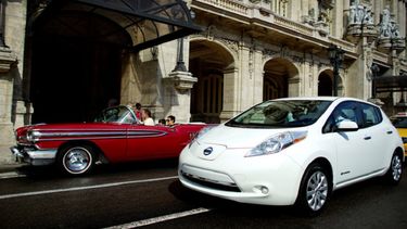 Un auto eléctrico (der.) adquirido por la embajada de Guyana en Cuba es visto junto a un auto antiguo por las calles de La Habana.&nbsp;