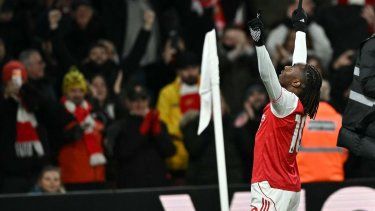 Eberechi Eze, del Arsenal, celebra tras anotar el tercer gol de su equipo en un partido, el 23 de noviembre de 2025.