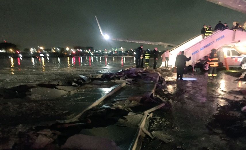 El aterrizaje del avión de Mike Pence en el aeropuerto LaGuardia, en Nueva York, provocó que se levantara el asfalto, según comentó en su cuenta de Twitter la reportera de CNN&nbsp;