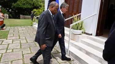 El primer ministro haitiano Garry Conille (al frente) con el secretario de Estado de EEUU Antony Blinken en la residencia del jefe de la misión estadounidense en Puerto Príncipe el 5 de septiembre del 2024.